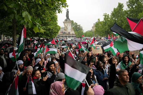 Une manifestation de solidarité avec les Palestiniens organisée notamment par Urgence Palestine, à Paris le 1er juin 2024. (Photo ZAKARIA ABDELKAFI/AFP via Getty Images)