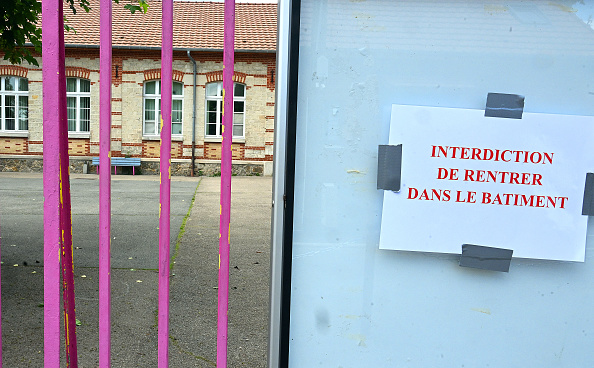 Cette photo montre une note indiquant « Entrée interdite » sur les grilles d'une école primaire fermée à Fere-Champenoise. (FRANCOIS NASCIMBENI/AFP via Getty Images)