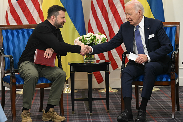 Le Président américain Joe Biden (à dr.) serre la main du Président ukrainien Volodymyr Zelensky (à g.) lors d'une réunion bilatérale à l'hôtel Intercontinental de Paris, le 7 juin 2024. (SAUL LOEB/AFP via Getty Images)