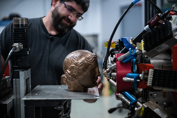 Cette photographie prise au Centre de recherche et de restauration des musées de France (C2RMF) du musée du Louvre à Paris le 6 juin 2024 montre une statue en bronze installée dans l'AGLAE (accélérateur d'analyse élémentaire du Louvre), un appareil d'analyse chimique des œuvres d'art et des pièces archéologiques (Photo JULIEN DE ROSA/AFP via Getty Images)

