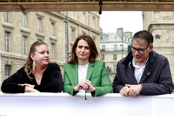 La députée LFI Mathilde Panot (à g.), la secrétaire nationale d'Europe-Ecologie-Les Verts (EELV) Marine Tondelier et le premier secrétaire du Parti socialiste français (PS) Olivier Faure assistent à un rassemblement contre "l'extrême droite", à Paris, le 15 juin 2024. (SAMEER AL-DOUMY/AFP via Getty Images)