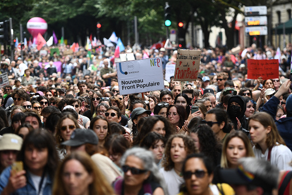 Des manifestants défilent lors d'un rassemblement contre la droite nationaliste à Bordeaux le 15 juin 2024. (CHRISTOPHE ARCHAMBAULT/AFP via Getty Images)