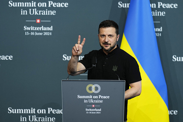 Le président ukrainien Volodymyr Zelensky fait le signe V lors de la conférence de presse de clôture du sommet sur la paix en Ukraine, le 16 juin 2024. (Photo : DIMITAR DILKOFF/AFP via Getty Images)