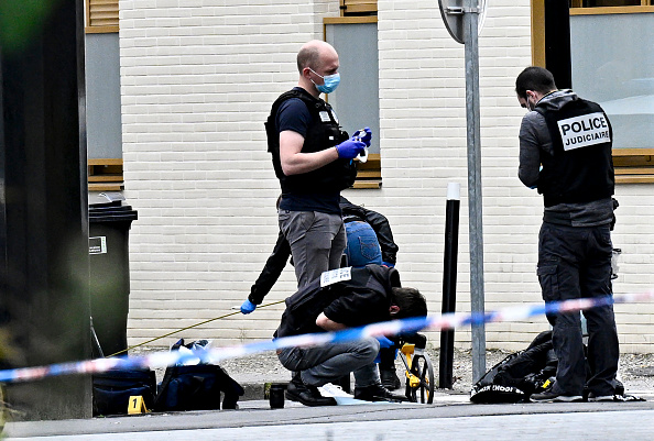 Des agents de la police judiciaire sur les lieux du drame où un personne a été abattue par la police après son agression sur un agent de voirie et un policier, à Aubervilliers, le 19 juin 2024. (Photo JULIEN DE ROSA/AFP via Getty Images)