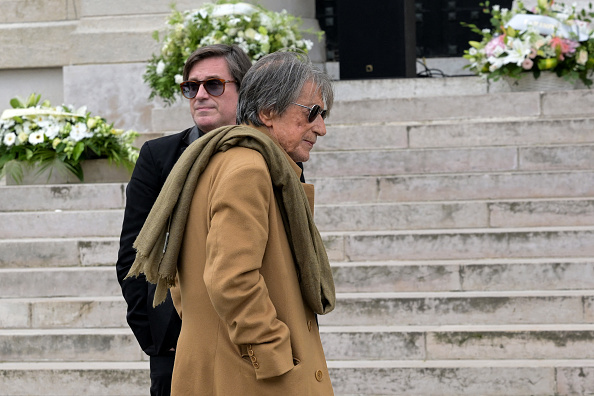 Thomas et Jacques Dutronc aux obsèques de Françoise Hardy au cimetière du Père Lachaise, à Paris, le 20 juin 2024.  (BERTRAND GUAY/AFP via Getty Images)