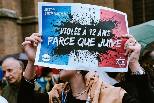 Manifestation à l'appel du CRIF Occitanie (Conseil représentatif des institutions juives de France) à Toulouse le 21 juin 2024, pour dénoncer le viol d’une jeune fille de 12 ans par trois adolescents à Courbevoie (Hauts-de-Seine) parce qu'elle était juive. (Photo PAT BATARD/Hans Lucas/AFP via Getty Images)