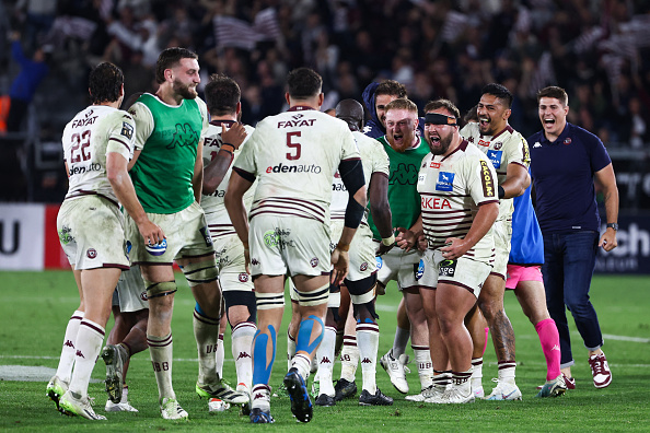 Les joueurs de Bordeaux-Bègles célèbrent leur victoire la fin du match de demi-finale contre le Stade français à Bordeaux, le 22 juin 2024. (Photo ROMAIN PERROCHEAU/AFP via Getty Images)