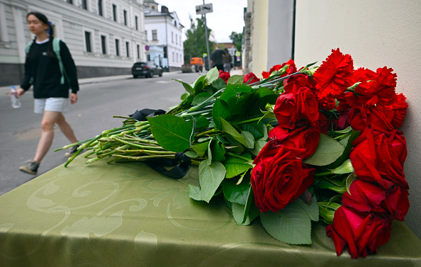 Des fleurs déposées devant le bureau de représentation du Daghestan à Moscou le 24 juin 2024, suite aux attaques terroristes au Daghestan. (Photo ALEXANDER NEMENOV/AFP via Getty Images)