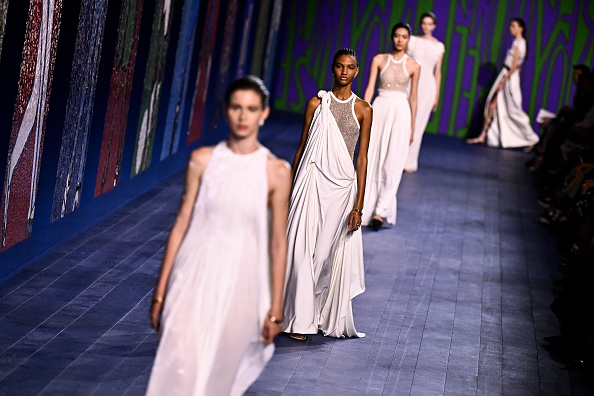 Les créations de Christian Dior présentées lors du défilé Haute-Couture, le 24 juin 2024. (Photo JULIEN DE ROSA/AFP via Getty Images)