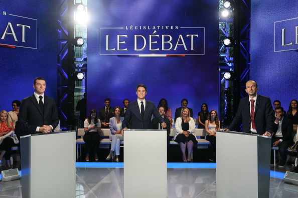 (De g. à dr.) Le Président du RN Jordan Bardella, le Premier ministre Gabriel Attal et le député de La France Insoumise Manuel Bompard posent avant un débat politique diffusé sur TF1. (DIMITAR DILKOFF/POOL/AFP via Getty Images)