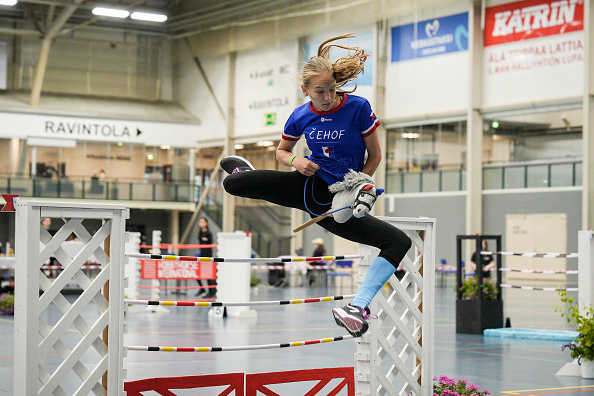 Un participant concourt dans la catégorie saut d'obstacles des Championnats finlandais de chevaux de loisir 2024. (ALESSANDRO RAMPAZZO/AFP via Getty Images)