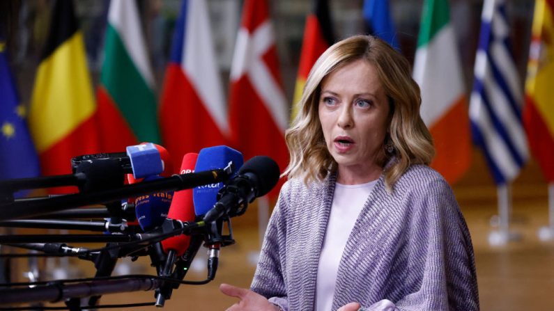 La Première ministre italienne Giorgia Meloni s'adresse à la presse à l'issue du sommet du Conseil européen au siège de l'UE à Bruxelles, le 28 juin 2024. (LUDOVIC MARIN/AFP via Getty Images)