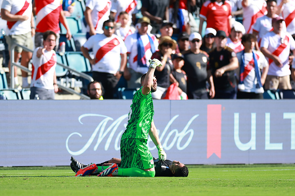 Maxime Crépeau du Canada demande une assistance médicale pour l'arbitre assistant Humberto Panjoj pendant un match de la Copa America 2024 entre le Pérou et le Canada, le 25 juin 2024 à Kansas City, Kansas. (Photo Hector Vivas/Getty Images)