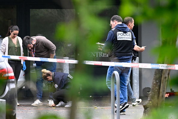 Des policiers travaillent sur le site de la fusillade qui s'est produite pendant la nuit lors d'une fête de mariage à Thionville, le 30 juin 2024. (Photo JEAN-CHRISTOPHE VERHAEGEN/AFP via Getty Images)