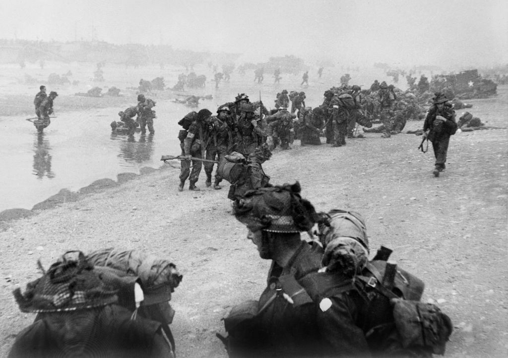 D-Day: 80 ans après, il rend hommage au père De Naulois, aumônier du commando Kieffer