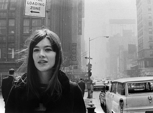 L'actrice Françoise Hardy marche dans les rues de New-York, en avril 1965, aux États-Unis. (Disques Vogue/AFP via Getty Images)