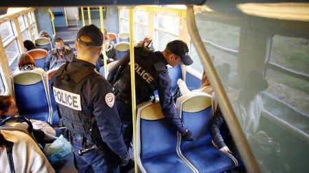 Le témoignage de Nour, 26 ans, qui désarme un homme muni d’un couteau et le jette par la fenêtre du RER