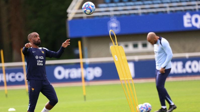 Alexandre Lacazette est retenu dans la sélection de l'équipe de France de football pour les Jeux de Paris comme "un joueur comme un autre", a-t-il déclaré en conférence de presse à Clairefontaine ce mercredi. (Photo : EMMANUEL DUNAND/AFP via Getty Images)