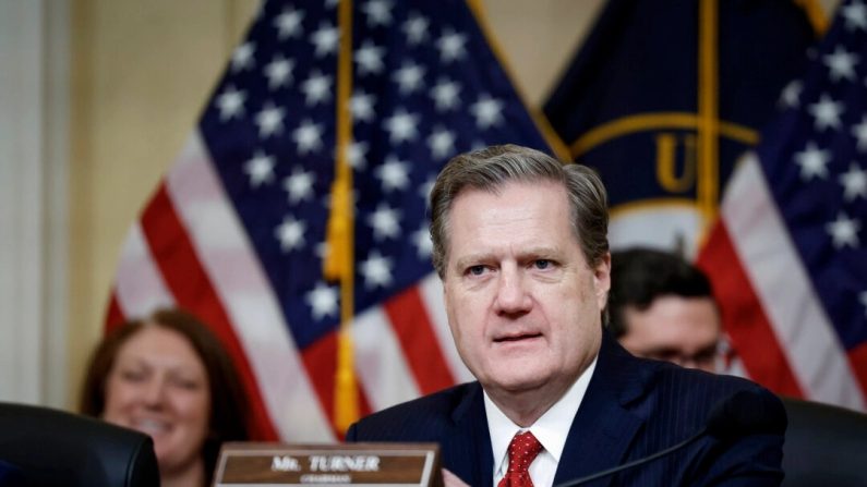 Le président Michael Turner (Parti républicain de l'Ohio) s'exprime lors d'une audition de la commission du renseignement de la Chambre des représentants dans le Cannon Office Building à Washington, le 12 mars 2024. (Anna Moneymaker/Getty Images)