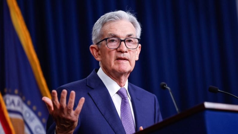 Le président de la Réserve fédérale Jerome Powell annonce que les taux d'intérêt resteront inchangés lors d'une conférence de presse au bâtiment William McChesney Martin de la Réserve fédérale à Washington, D.C., le 12 juin 2024. (Kevin Dietsch/Getty Images)