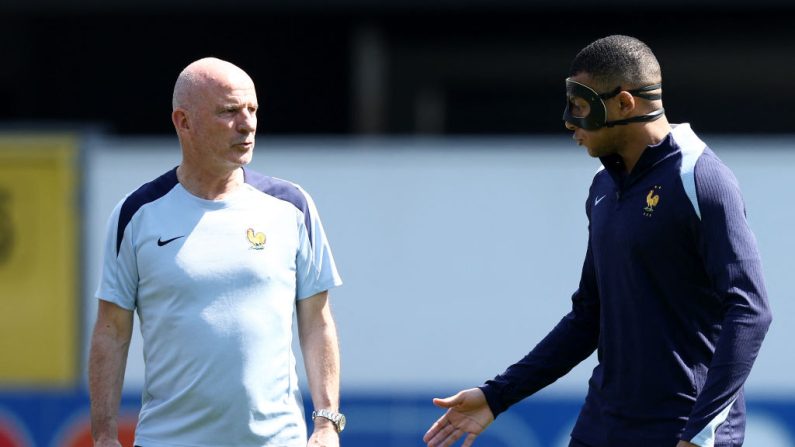 Didier Deschamps a indiqué lundi que le capitaine Kylian Mbappé, victime d'une fracture du nez, allait "mieux chaque jour", sans préciser si la superstar des Bleus serait alignée contre la Pologne, mardi. (Photo : FRANCK FIFE/AFP via Getty Images)