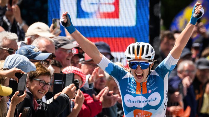 Juliette Labous a joué un bien mauvais tour aux coureuses de l'équipe FDJ-Suez pour décrocher le premier maillot bleu-blanc-rouge de sa carrière samedi à Saint-Martin-de-Landelles (Manche). (Photo : LOIC VENANCE/AFP via Getty Images)