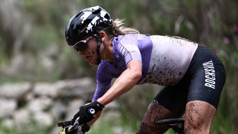 Loana Lecomte et Tom Pidcock ont remporté en solitaire dimanche l'étape de Coupe du monde de VTT à Crans-Montana (Suisse), de bon augure pour eux à un peu plus d'un mois des Jeux olympiques de Paris (26 juillet-11 août).(Photo : ANNE-CHRISTINE POUJOULAT/AFP via Getty Images)