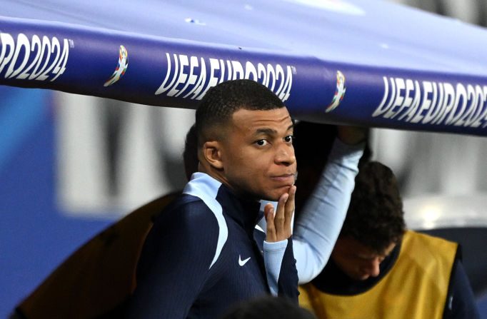 "C'était plus sage que Mbappé reste sur le banc", a estimé vendredi le sélectionneur de l'équipe de France Didier Deschamps après le nul des Bleus contre les Pays-Bas (0-0). (Photo : Clive Mason/Getty Images)