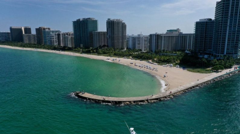 Un bateau arrive à l'entrée Haulover de l'océan Atlantique à Miami le 11 juillet 2023. (Joe Raedle/Getty Images)