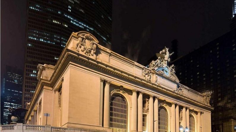 La gare ferroviaire de banlieue située à l'angle de la 42e rue et de Park Avenue à Manhattan, New York, dessert les voyageurs au nord et au sud de la ville de New York. La base de la façade est en granit de Stony Creek et les parties supérieures sont en calcaire de l'Indiana. (Avec l'aimable autorisation du Grand Central Terminal)