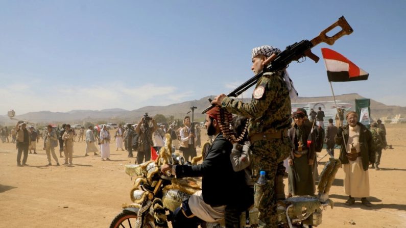 Des partisans armés des Houthis du Yémen participent à un rassemblement de solidarité avec le Hamas à Sanaa, au Yémen, le 29 janvier 2024. (Mohammed Huwais/AFP via Getty Images)