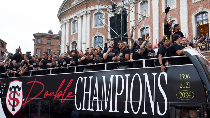 Avez-vous déjà vu un bus qui bondit? C'est ce qui arrive lorsque le club de rugby champion de France et d'Europe se met à danser devant 15.000 supporters chauffés à blanc: le Stade Toulousain a célébré samedi soir son doublé et l'aboutissement d'une saison magistrale. (Photo : VALENTINE CHAPUIS/AFP via Getty Images)