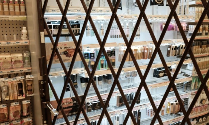 Une barrière est utilisée pour verrouiller des articles dans une pharmacie et un magasin de proximité à New York City le 26 octobre 2021. (Spencer Platt/Getty Images)