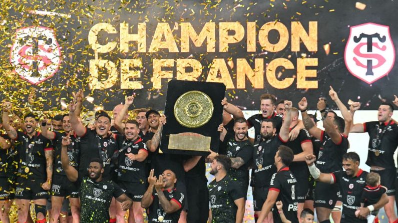 Le Stade toulousain, a humilié Bordeaux-Bègles (59-3) vendredi à Marseille, s'octroyant avec panache son 23e Bouclier de Brennus et un troisième doublé Coupe d'Europe/Championnat.  (Photo : NICOLAS TUCAT/AFP via Getty Images)