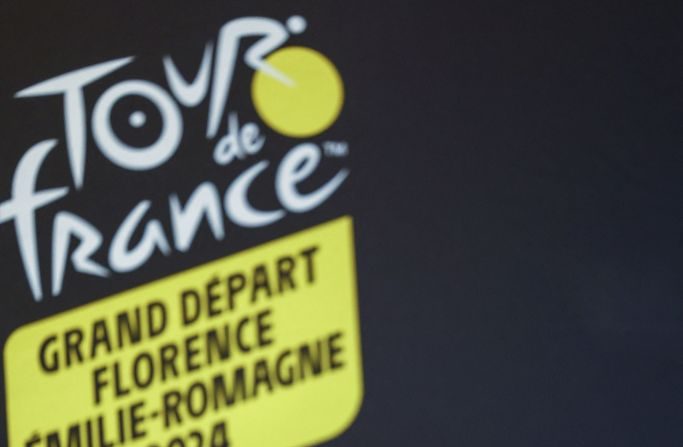 La 111e édition du Tour de France s'élance samedi midi sous le soleil de Florence, berceau de la Renaissance, avec Tadej Pogacar comme grand favori pour réaliser un doublé Giro-Tour qu'aucun coureur n'a réussi depuis vingt-six ans.(Photo : DAVID PINTENS/BELGA MAG/AFP via Getty Images)