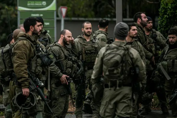 Des soldats israéliens se préparent à sécuriser un village près de la frontière avec le Liban, à Mevo'ot HaHermon, Israël, le 15 janvier 2024. (Amir Levy/Getty Images)