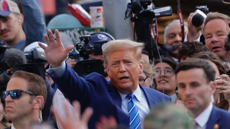 L'ancien président américain Donald Trump visite un magasin de proximité dans un quartier de Harlem à New York, le 16 avril 2024. (Kena Betancur/AFP via Getty Images)