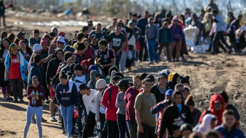 Plus de 1000 immigrants illégaux font la queue à la frontière américaine après avoir traversé le Rio Grande depuis le Mexique à Eagle Pass, au Texas, le 18 décembre 2023. (John Moore/Getty Images)