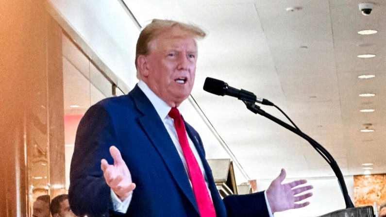 L'ancien président Donald Trump s'adresse aux médias à la Trump Tower, un jour après avoir été reconnu coupable des 34 chefs d'accusation de crime, à New York, le 31 mai 2024. (Juliette Fairley/Epoch Times)


