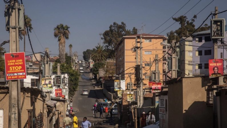 Des personnes traînent dans la rue dans le township d'Alexandra le 31 mai 2024 à Johannesburg, en Afrique du Sud. (Chris McGrath/Getty Images)