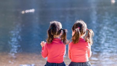 Inversion de l’autisme chez des jumelles grâce à des changements de mode de vie et d’environnement