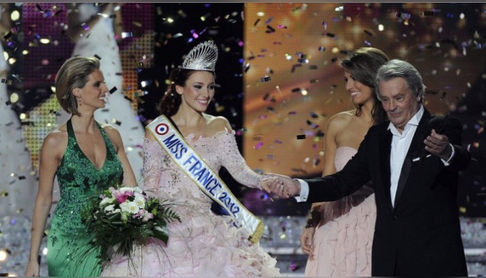 La Miss France Delphine Wespiser prend la main d'Alain Delon, le 3 décembre 2011, le jour de son sacre. (Photo: DAMIEN MEYER/AFP via Getty Images)