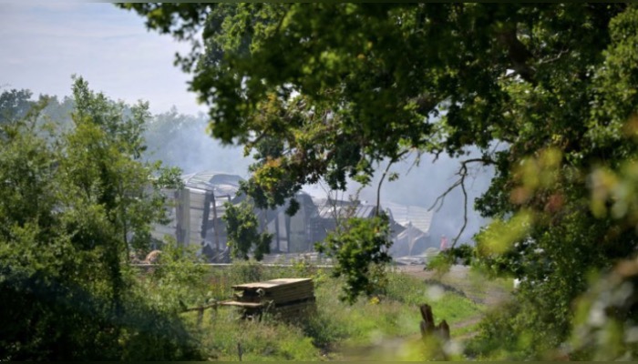 Le haras brûlé à Bernesq après l'incendie qui aurait causé la mort de 70 chevaux, le 16 juin 2024. (Photo: LOU BENOIST/AFP via Getty Images)