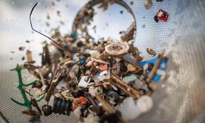 Microplastiques  sur une plage de Tenerife, dans les îles Canaries, le 14 juillet 2018. (Desiree Martin/AFP/Getty Images)