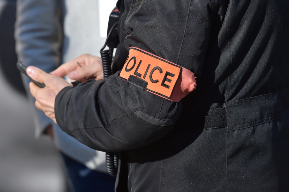 Placé sous simple contrôle judiciaire après avoir violemment agressé un policier à Poitiers : un syndicat de police s’insurge