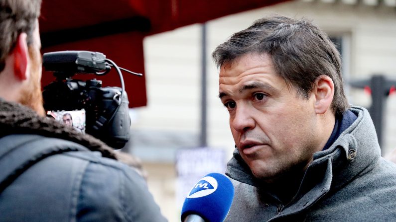 Louis de Bourbon interrogé par un journaliste en marge d'une manifestation à Paris , le 19 janvier 2020. (Secrétariat de Louis de Bourbon, Duc d'Anjou, CC BY-SA 4.0)