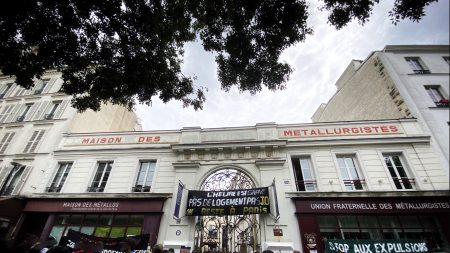 Paris XIe : la Maison des métallos occupée par 200 migrants qui refusent leur évacuation et squattent une école à proximité