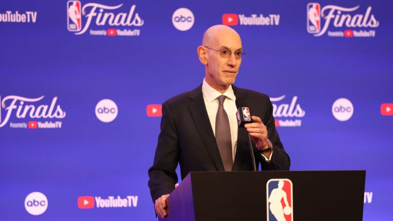 La ligue professionnelle de basket nord-américaine NBA a officialisé mercredi un nouveau contrat de diffusion aux Etats-Unis, qui intègre notamment Amazon Prime. (Photo : Adam Glanzman/Getty Images)