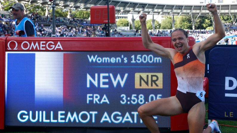 Alice Finot a amélioré dimanche son record de France du 3000 mètres steeple (9:05.01) lors du meeting de Paris et a été suivie quelques instants plus tard par Agathe Guillemot qui a battu celui du 1500 m (3:58.05). (Photo : GEOFFROY VAN DER HASSELT/AFP via Getty Images)