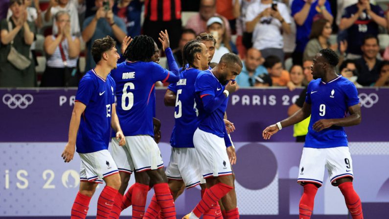 Sans inspiration et bousculée par la Guinée, l'équipe de France de Thierry Henry s'est finalement imposée 1-0, se rapprochant ainsi de la qualification pour les quarts de finale, samedi à Nice.(Photo : VALERY HACHE/AFP via Getty Images)